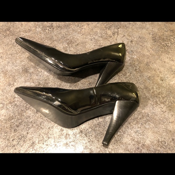 SIMPLY VERA WANG “Cherie” Pointy Toed Patent Pump with 4-1/4” Heel! Beautiful!🌷 - Picture 4 of 9